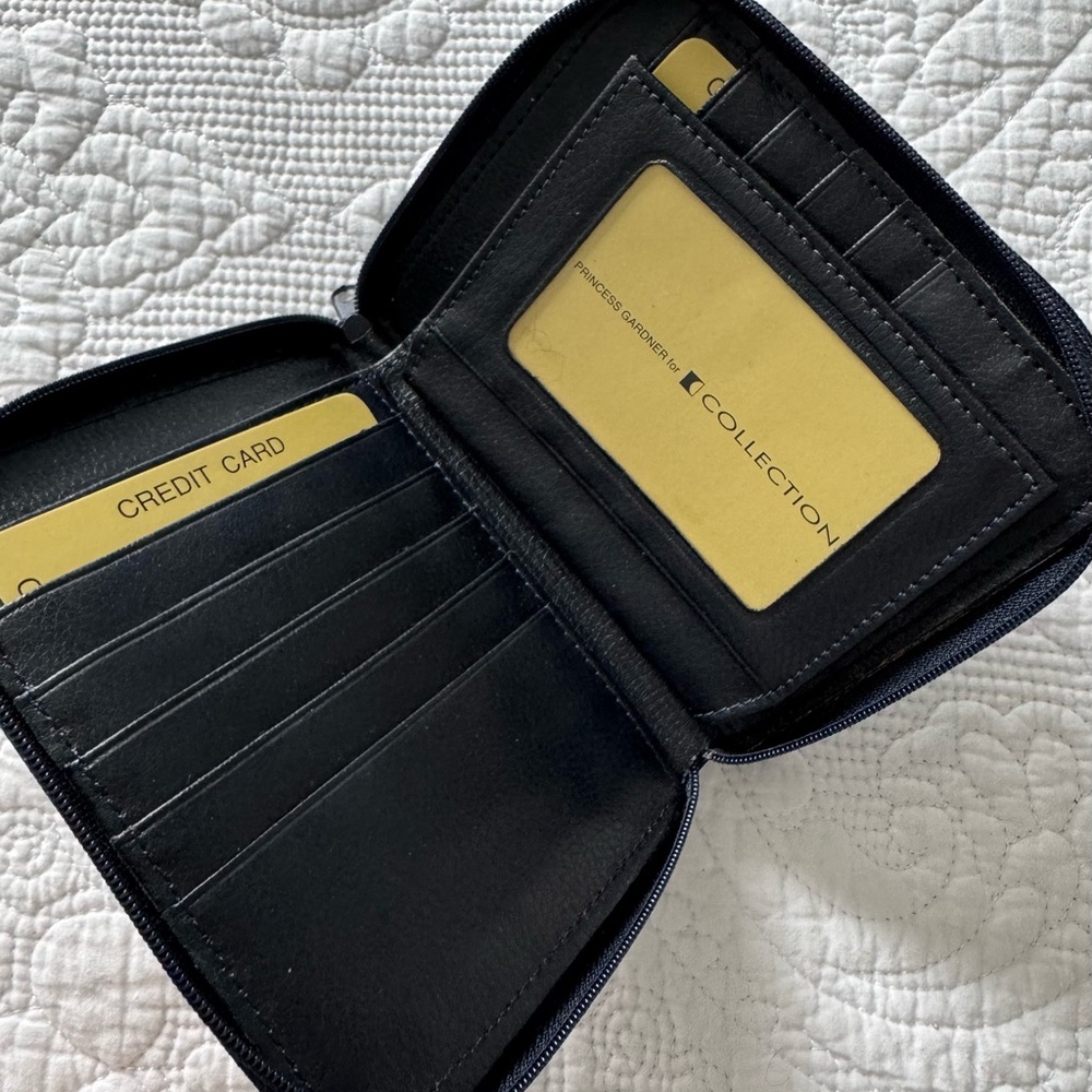 Vintage Princess Gardner Black Leather Zipper Wallet - Picture 5 of 7